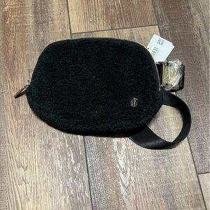 Lululemon Everywhere Belt Bag 1L Black Fleece NWT